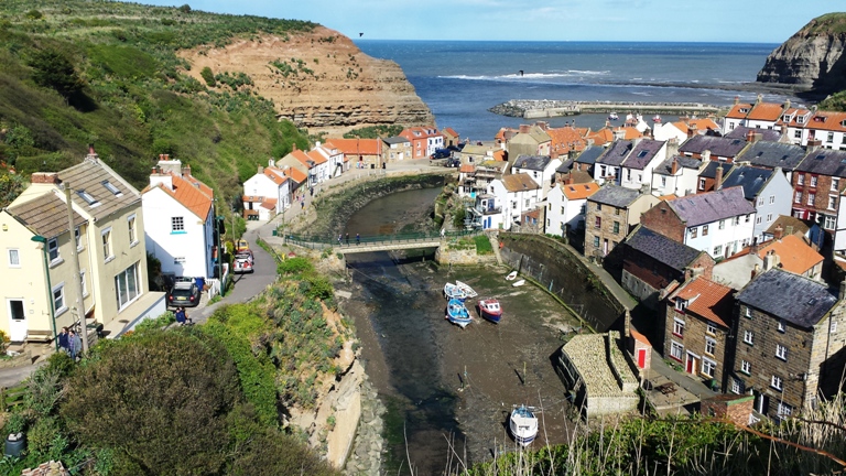 Staithes holiday cottage rental at high tide